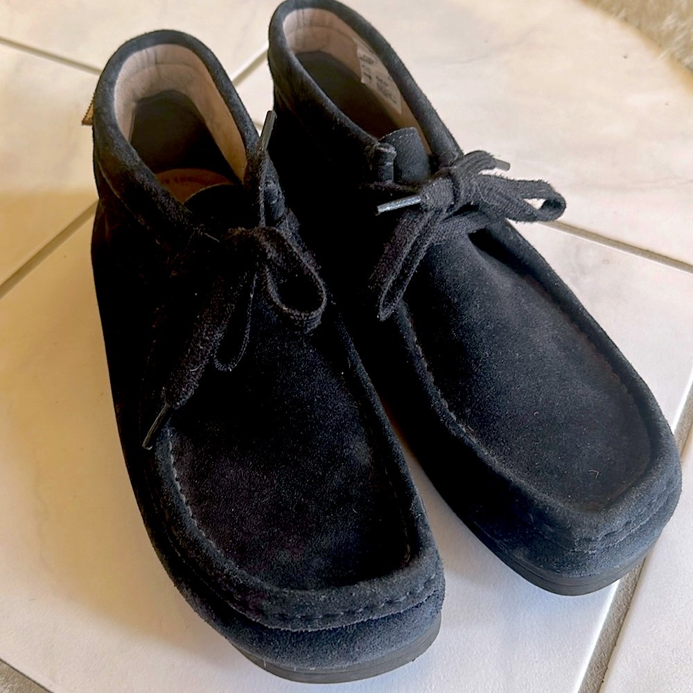 Clarks Stinson Hi Black Suede chukkas